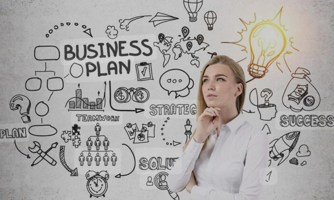 femme réfléchissant à un bussiness plan